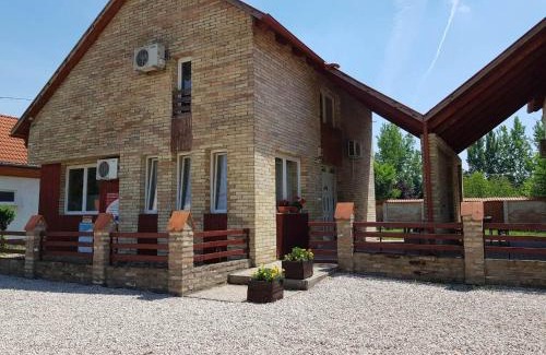 Nagybaracska Apartment | Renowned Horgász-Lak vendégház with Private Beach Access