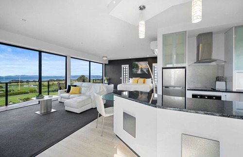 Stanley Apartment | Indulgent Horizon Deluxe Apartments with Hot Tub & Breakfast
