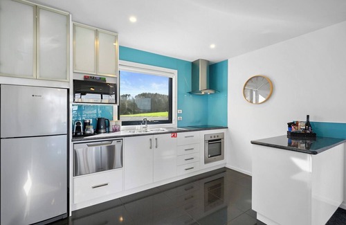 Stanley Apartment | Indulgent Horizon Deluxe Apartments with Hot Tub & Breakfast