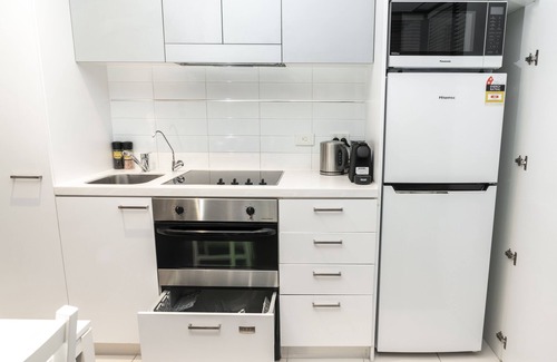Adelaide Central Business District Apartment | Horizons 1402: Premier Amenities with Top Guest Ratings