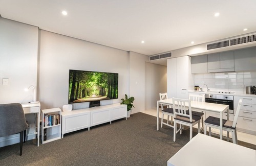 Adelaide Central Business District Apartment | Horizons 1402: Premier Amenities with Top Guest Ratings