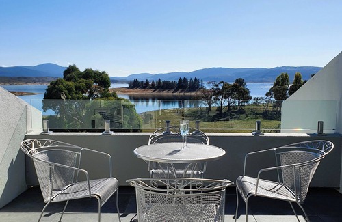 Jindabyne Apartment | Guest Rated: Horizons 212 in Jindabyne with Pool & Kitchen