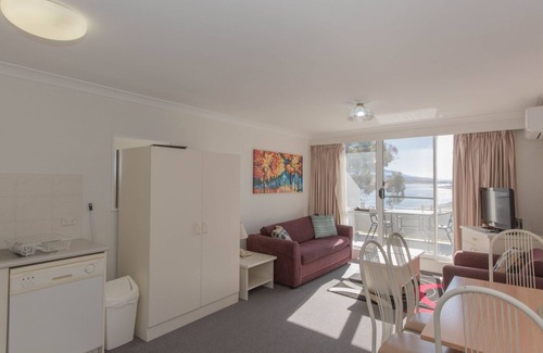 Jindabyne Apartment | Scenic Horizons: Enjoy Poolside Relaxation and Lake Views
