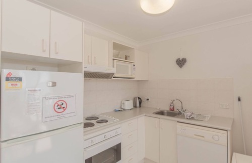 Jindabyne Apartment | Scenic Horizons: Enjoy Poolside Relaxation and Lake Views