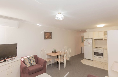 Jindabyne Apartment | Scenic Horizons: Enjoy Poolside Relaxation and Lake Views