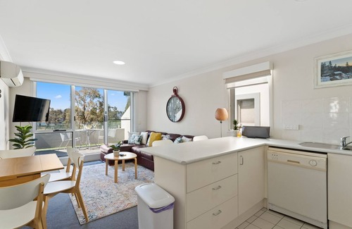 Jindabyne Apartment | Serene Horizons 216 on Lake Jindabyne with Pool & Kitchen