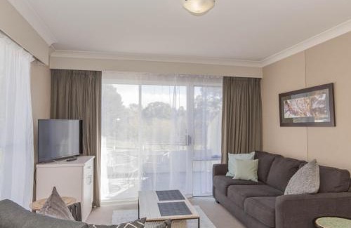 Jindabyne Apartment | Discover Horizons 501: Family-Friendly Stay with Pool
