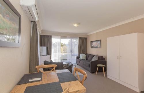 Jindabyne Apartment | Discover Horizons 501: Family-Friendly Stay with Pool
