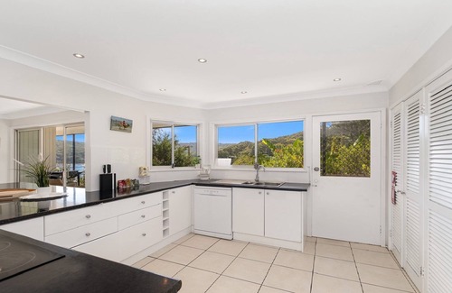 Hardys Bay House | Pet-Friendly Horizons on Heath with Oceanfront Views