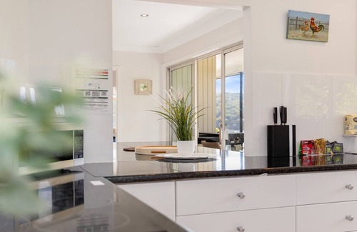 Hardys Bay House | Pet-Friendly Horizons on Heath with Oceanfront Views