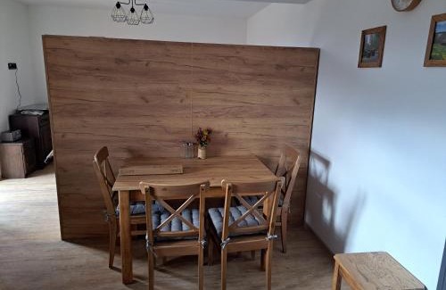 Karlovy Dvory Apartment | Oceanfront Hůrka Apartmán Hannzi - Family-Friendly Retreat
