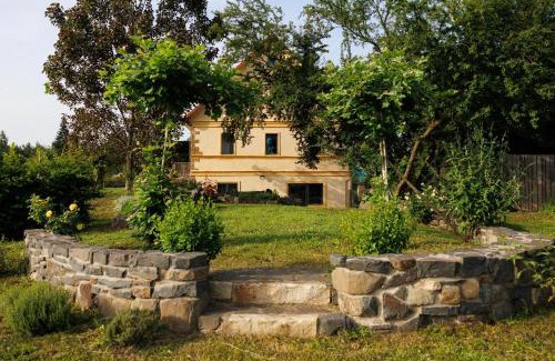 Ustek House | Pet Friendly Retreat at Horní Strakův mlýn with Hot Tub