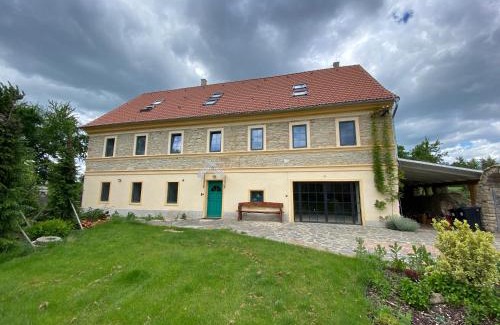 Ustek House | Pet Friendly Retreat at Horní Strakův mlýn with Hot Tub