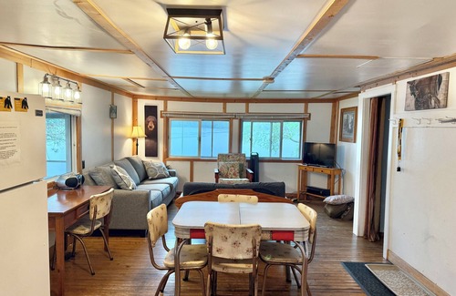 Ryerson Cottage | Guest Rated 9.8: Horn Lake, Lakefront Cottage Retreat