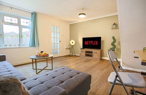 Newport Pagnell House | Hornbeam House: Garden Retreat with Parking & Smart TV