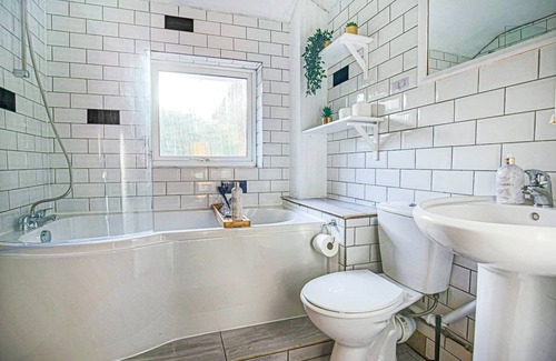Newport Pagnell House | Hornbeam House: Garden Retreat with Parking & Smart TV