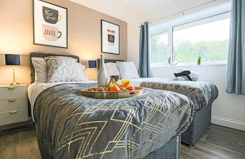 Newport Pagnell House | Hornbeam House: Garden Retreat with Parking & Smart TV