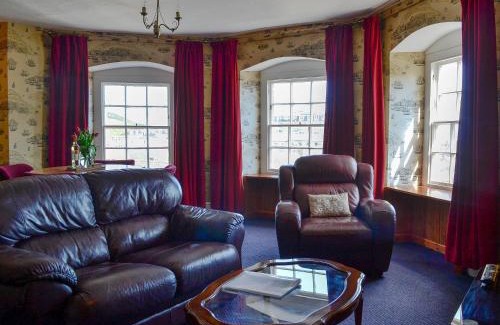 Hele House | Family-Friendly Hornblower Hotel with Pet Amenities