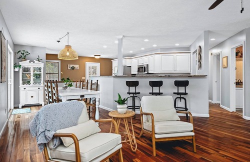 Williamsburg House | Horse Show Stay, 5 minutes from park, Dog friendly