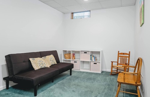 Williamsburg House | Horse Show Stay, 5 minutes from park, Dog friendly
