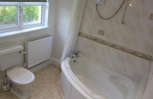 Amroth House | Eco-Friendly Horsemanstone: 4-Star with Hot Tub & Breakfast