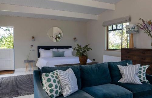 Axminster House | Inviting Horseshoe Barn: Ocean Views & Breakfast Included
