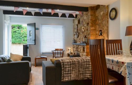 Porchfield House | Discover Horseshoe Cottage: Pet-Friendly Retreat for Families