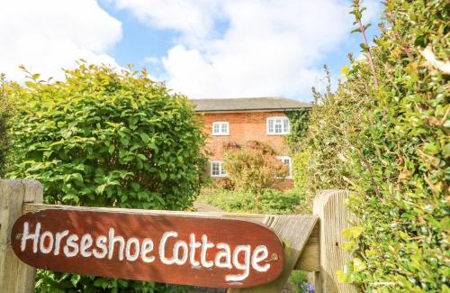 Dunbridge House | Horseshoe Cottage: Pet-Friendly Haven with 10/10 Guest Ratings