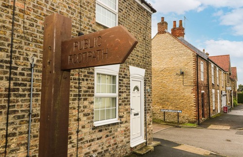 South Cave Cottage | Pet-Friendly Horseshoe Cottage with Hot Tub in South Cave