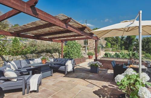 Holmesfield House | Inviting Horseshoe House: A Premier 4-Star Getaway