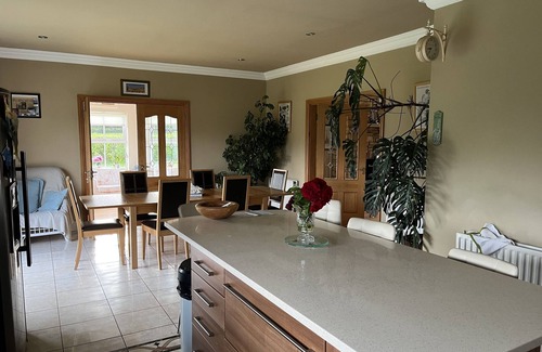 Ratoath House | Experience Horseshoe House: Oceanfront Bliss Awaits You