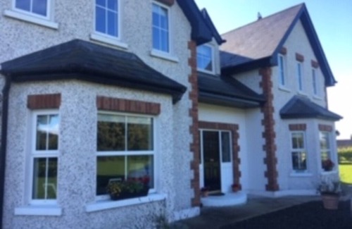 Ratoath House | Experience Horseshoe House: Oceanfront Bliss Awaits You