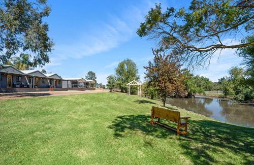 Cartwrights Hill Resort | Pet-Friendly Retreat at Horseshoe Tourist Park with Pool