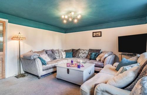 Saham Toney House | Pet-Friendly Horseshoes House with Hot Tub & Kid-friendly Fun