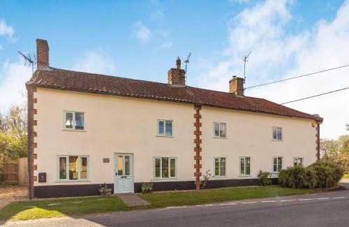 Saham Toney House | Pet-Friendly Horseshoes House with Hot Tub & Kid-friendly Fun