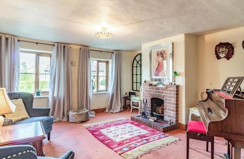Saham Toney House | Pet-Friendly Horseshoes House with Hot Tub & Kid-friendly Fun