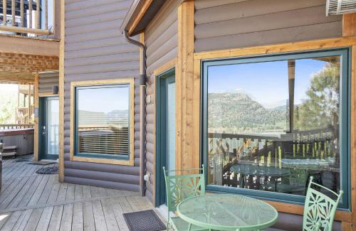 Estes Park Apartment | Cozy Horsetooth Peak 26C Condo: Rated 10/10 with Pool & Breakfast