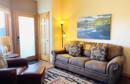 Estes Park Apartment | Cozy Horsetooth Peak 26C Condo: Rated 10/10 with Pool & Breakfast