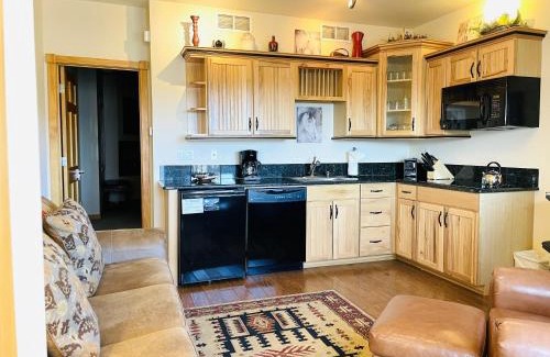 Estes Park Apartment | Cozy Horsetooth Peak 26C Condo: Rated 10/10 with Pool & Breakfast
