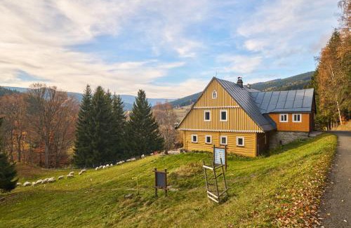 Velka Upa Ski Chalet | Cozy Retreat at Horská chalupa U Hančilů - Pet Friendly Stay