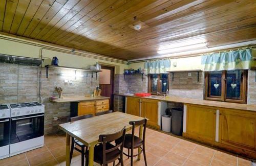 Pec pod Snezkou Ski Chalet | Top-Rated Horská chata Boubelka: Family & Pet Friendly Escape