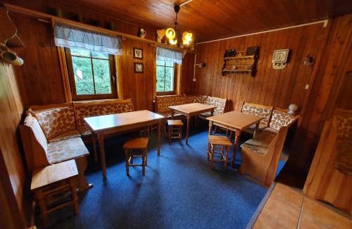 Pec pod Snezkou Ski Chalet | Top-Rated Horská chata Boubelka: Family & Pet Friendly Escape