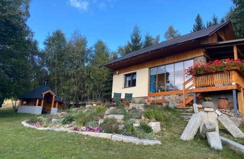 Jachymov Apartment | Charming Horská Chata U Kameníčka: Pet-Friendly Retreat