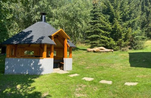 Jachymov Apartment | Charming Horská Chata U Kameníčka: Pet-Friendly Retreat