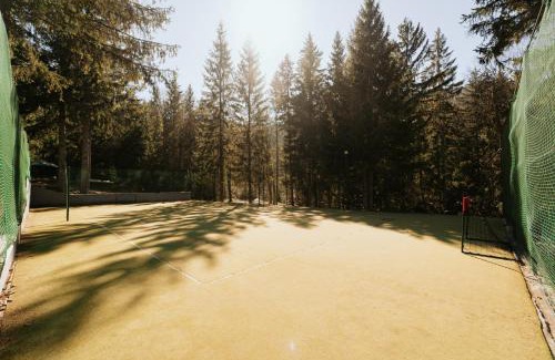 Cremosne Hotel | Pet-Friendly Hotel Bartoška with Spa and Hot Tub Access