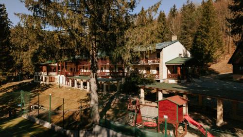Cremosne Hotel | Pet-Friendly Hotel Bartoška with Spa and Hot Tub Access