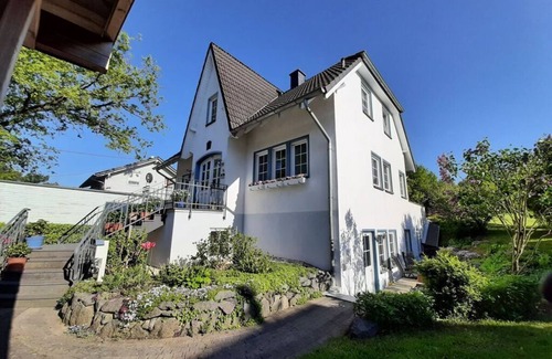 Munstermaifeld House | Hortensia Mosel Relaxing Holiday Residence with Kitchen & Breakfast