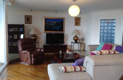 Quito Apartment | Luxury 3-Bedroom Retreat with Hot Tub & Kitchen Amenities