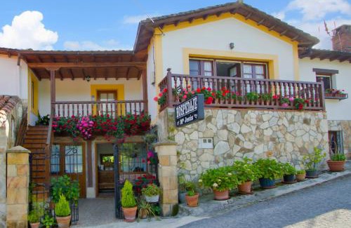 Santillana del Mar House | Cozy Stay at Hospedaje Maria Jesus with Family-Friendly Perks