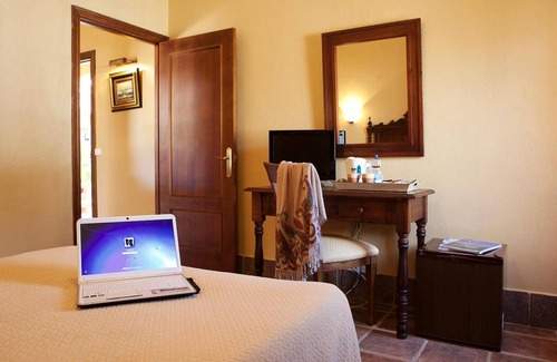 Los Gallos-Cerromolino Hotel | Exceptional Stay at Hospedería Santiago with Spa & Breakfast